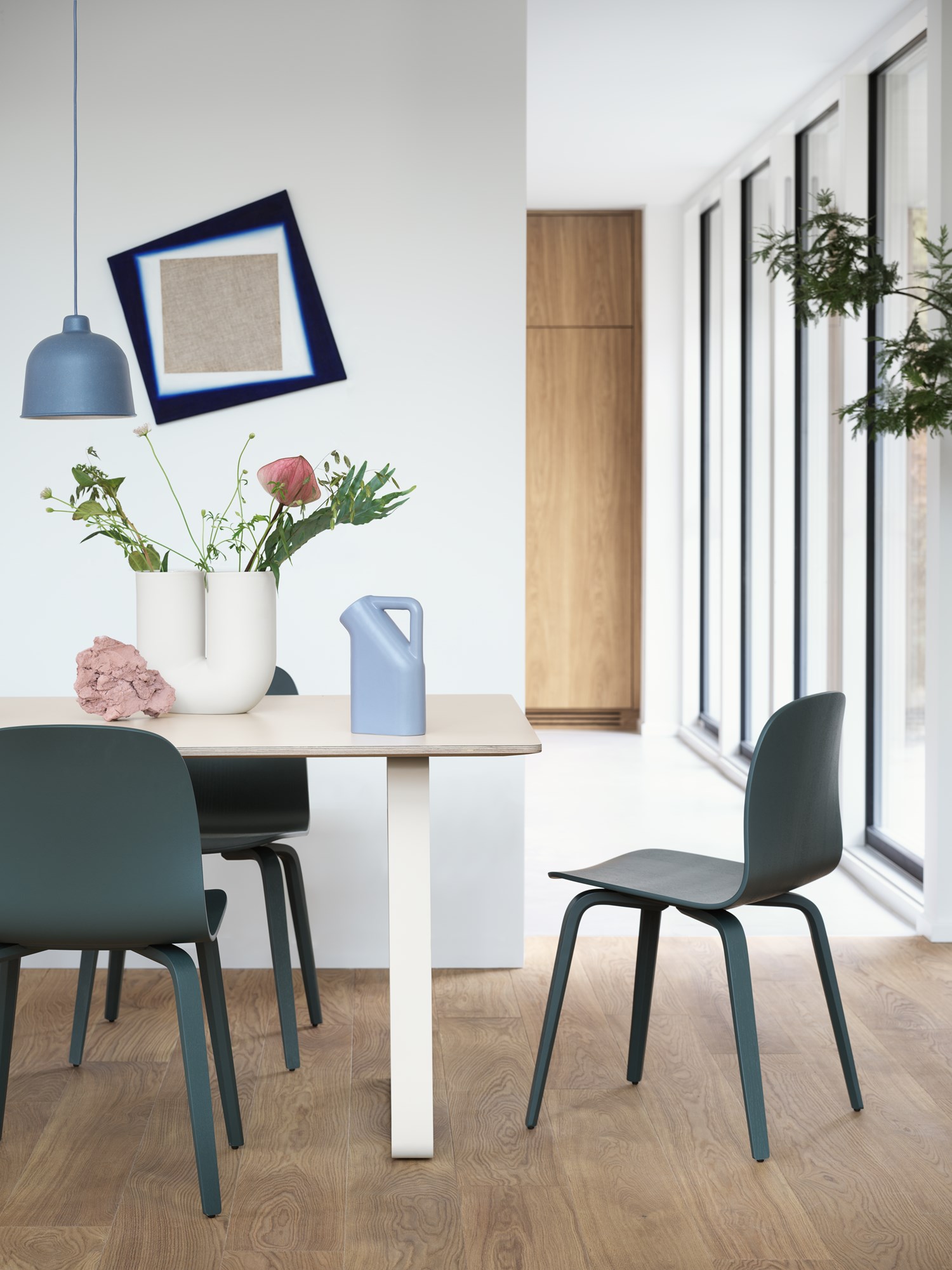 70-70-table-255x108-sand-visu-chair-wood-dark-green-grain-pendant-kink-vase-tub-jug-2-muuto-org