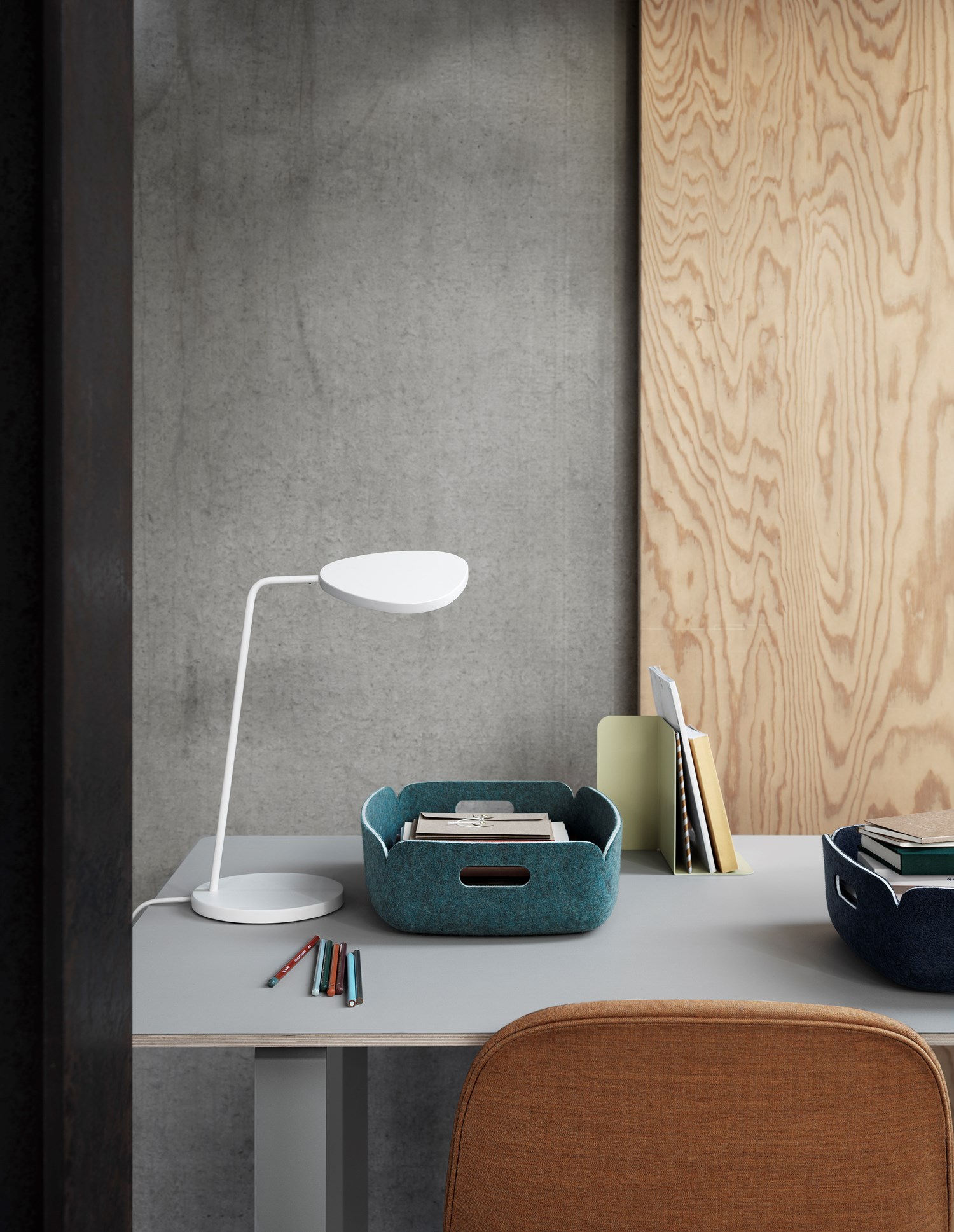 7070-leaf-fiber-restore-tray-compile-bookend-high-res-lifestyle