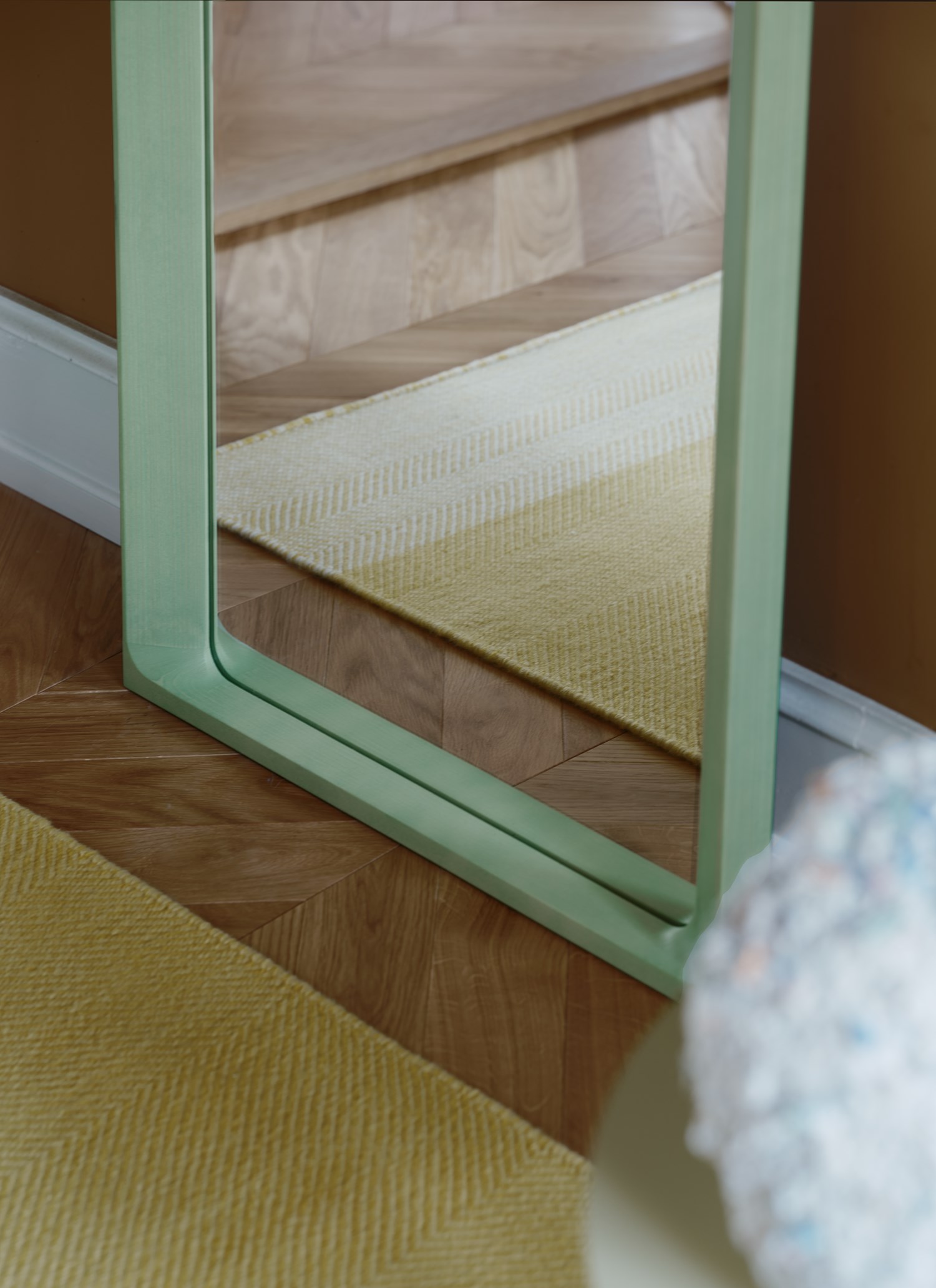 arced-mirror-light-green-varjo-rug-yellow-muuto-org
