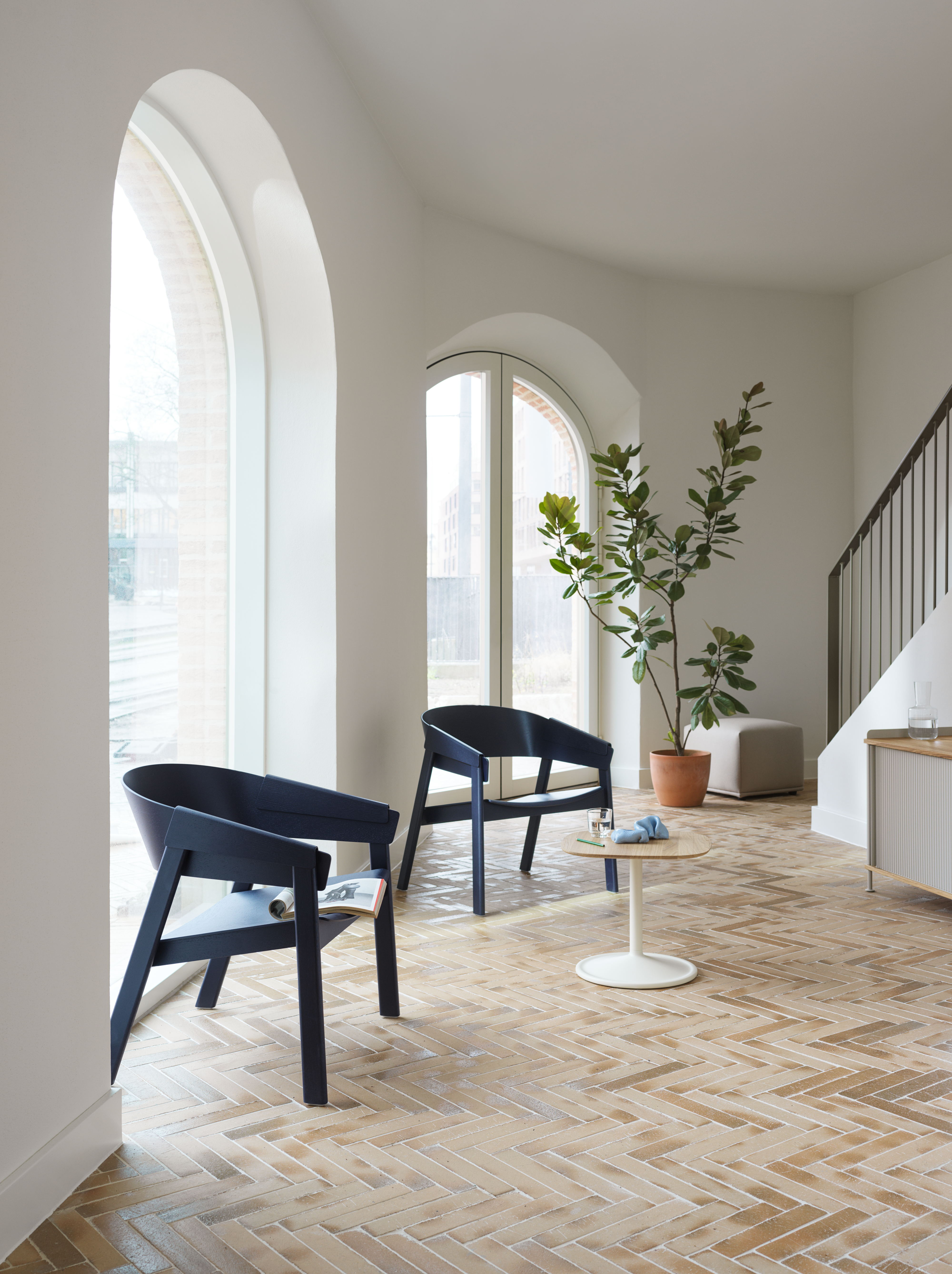 Cover Lounge Chair in Midnight Blue -  Soft Side Table H:40 45x45 cm in Off-White/Solid Oak - Enfold Low in Grey - Echo Pouf 42x62 cm in Divina 224