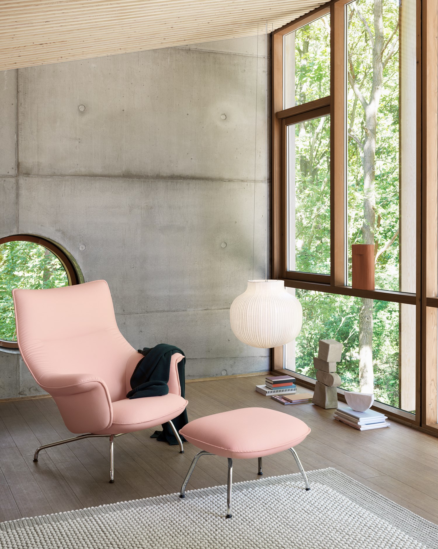 doze-lounge-chair-ottoman-forest-nap-512-chrome-strand-lamp-closed-ridge-vase-pebble-rug-muuto-org
