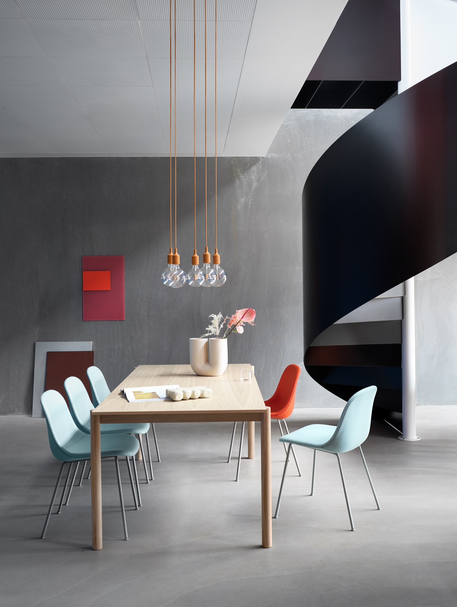 fiber-side-tube-forest-nap-912-552-grey-linear-wood-table-oak-e27-lamp-kink-vase-muuto-org