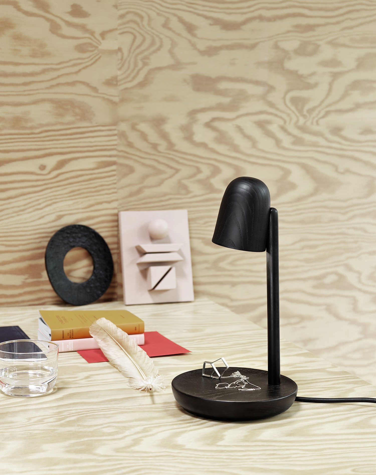Muuto Focus Lamp designed by Andreas Bergsaker, shown in a minimalist setting that highlights its crafted details. Muuto Focus Lamp designed by Andreas Bergsaker, shown in a minimalist setting that highlights its crafted details.