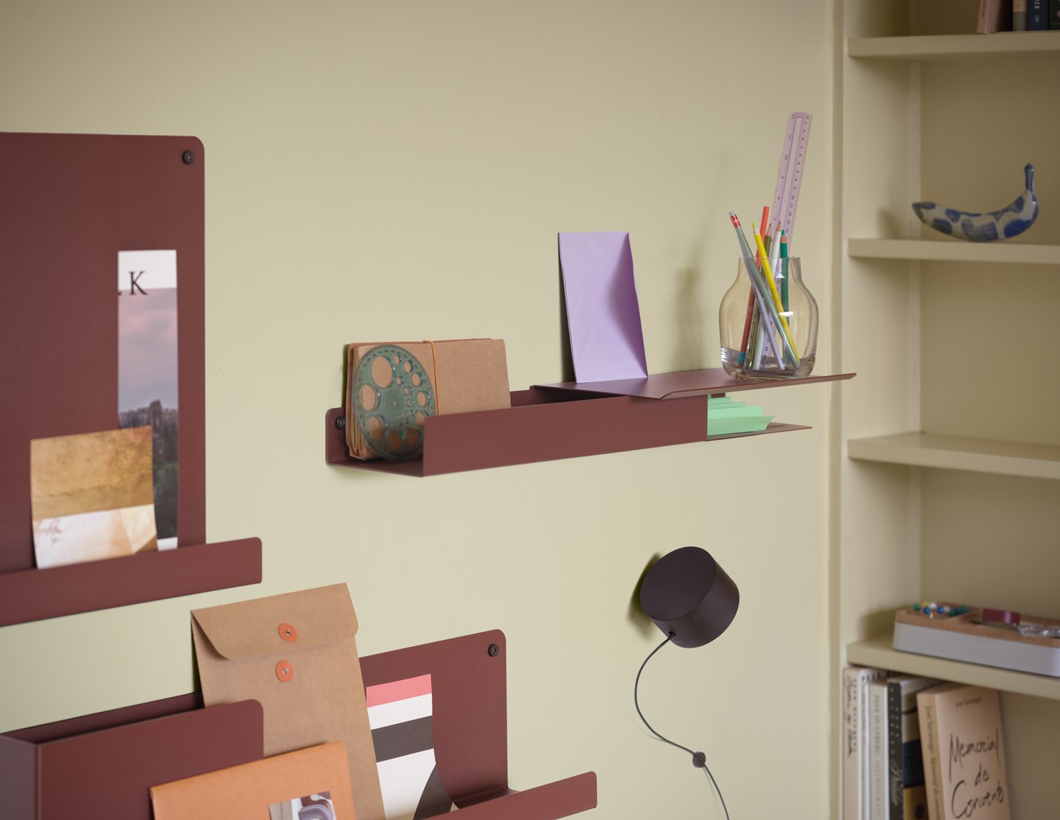 folded-shelves-deep-red-silent-vase-11-clear-post-wall-lamp-arrange-grey-muuto-org Folded Shelves in Deep Red - Silent Vase Ø11 cm in Clear - Post Wall Lamp in Black - Arrange Desktop Series Tray in Grey