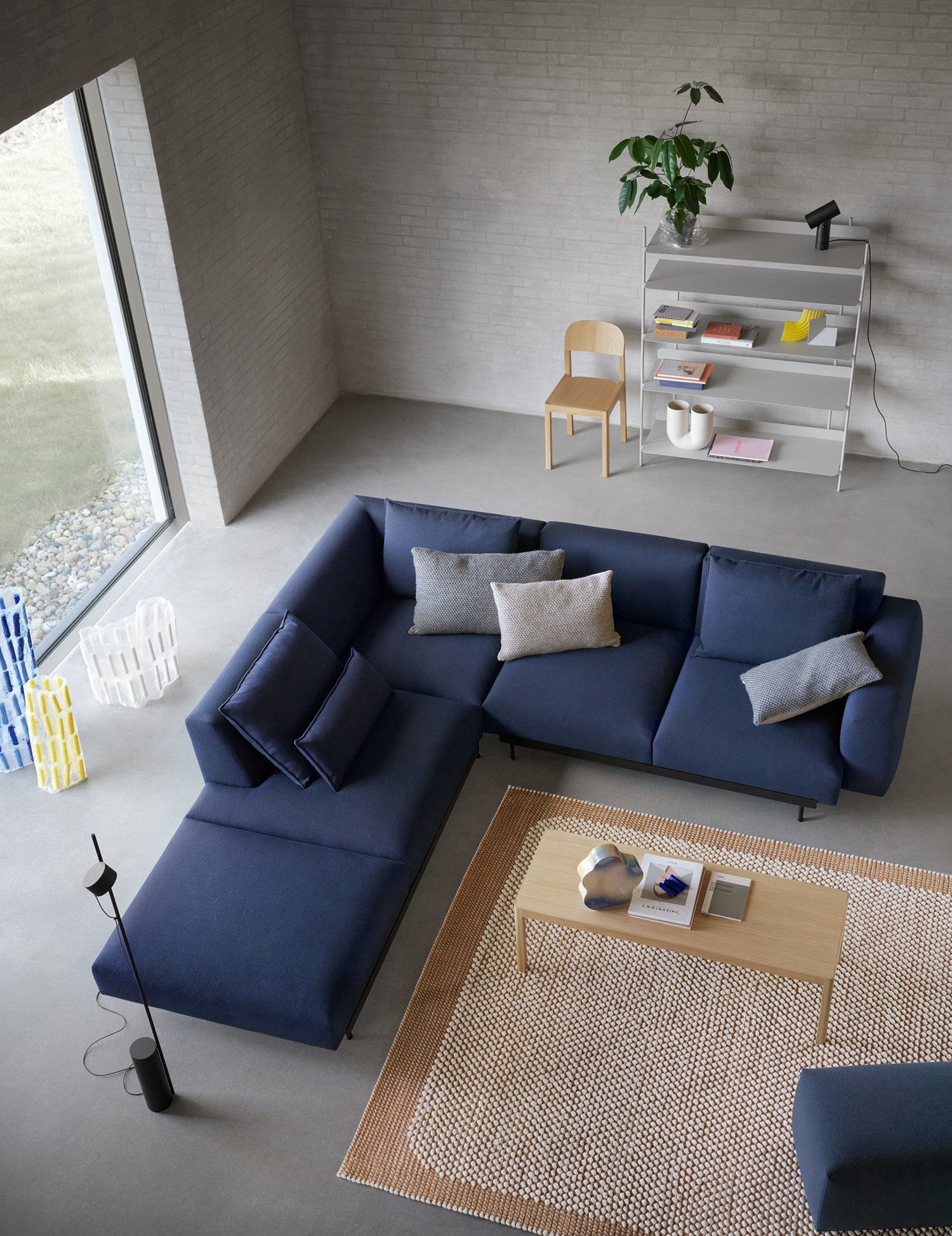 In-situ-corner-conf-2-vidar-554-pebble-orange-workshop-oak-compile-grey-post-floor-muuto-org