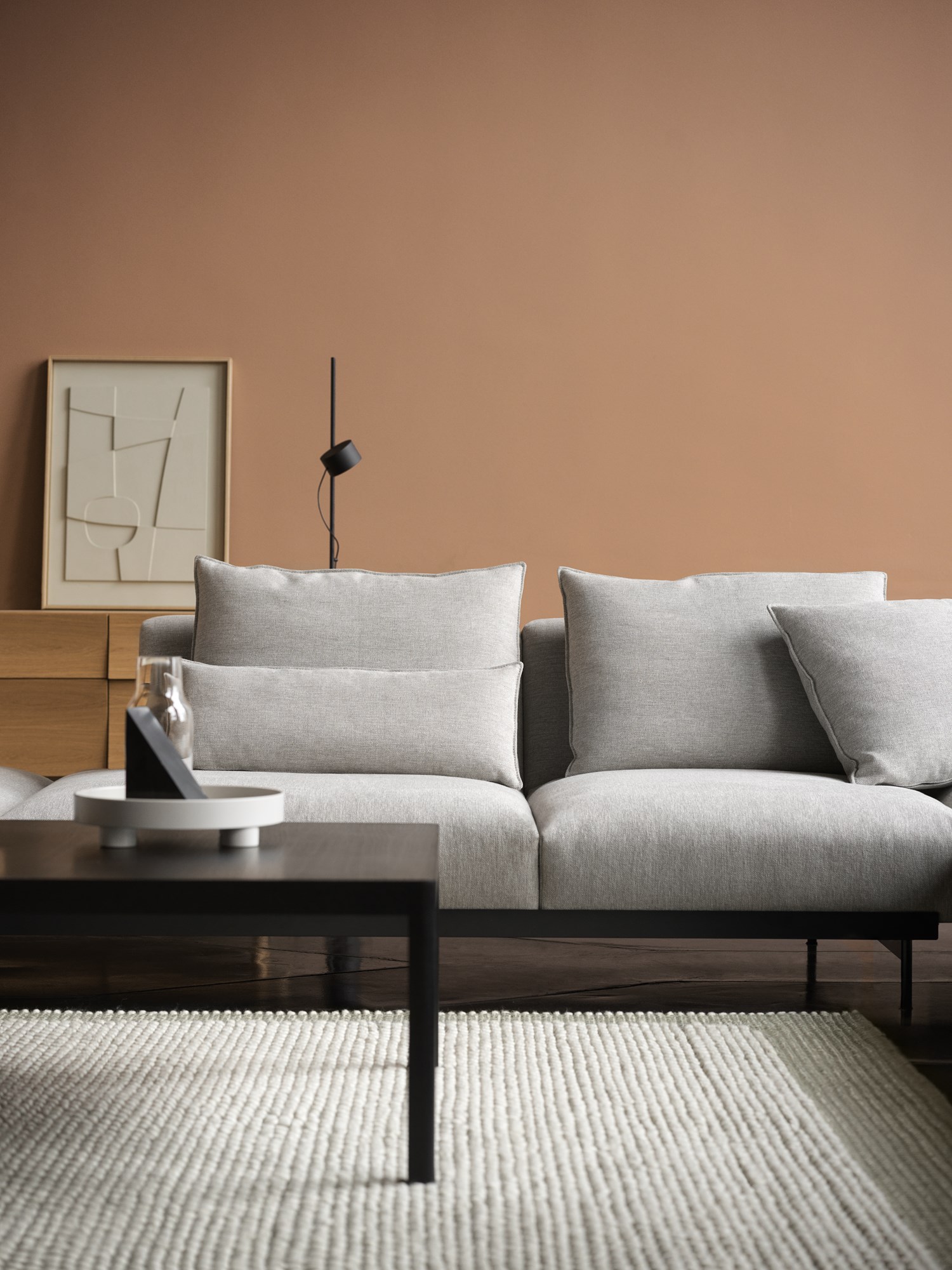 In-situ-sofa-clay-12--pebble-rug-light-grey-workshop-black-platform-muuto-org