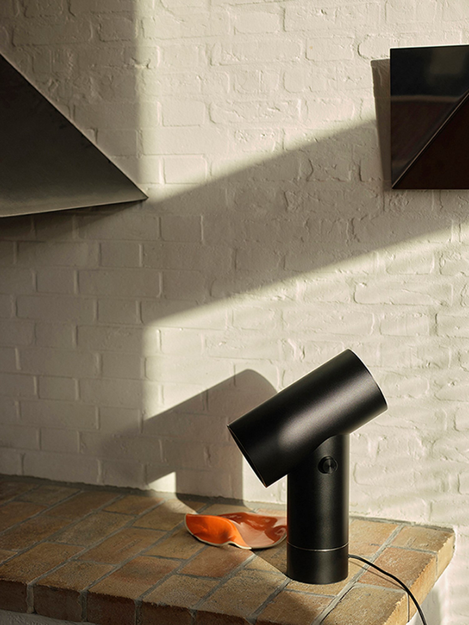 A stylish table lamp featuring a sleek black gaze mirror design, perfect for modern interiors. Its 45 cm height and contemporary aesthetic add sophistication to any space. A stylish table lamp featuring a sleek black gaze mirror design, perfect for modern interiors. Its 45 cm height and contemporary aesthetic add sophistication to any space.