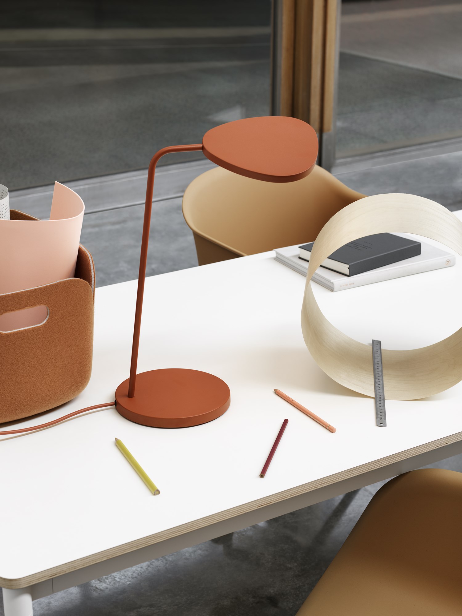 leaf-lamp-restore-fiber-arm-chair-muuto-org