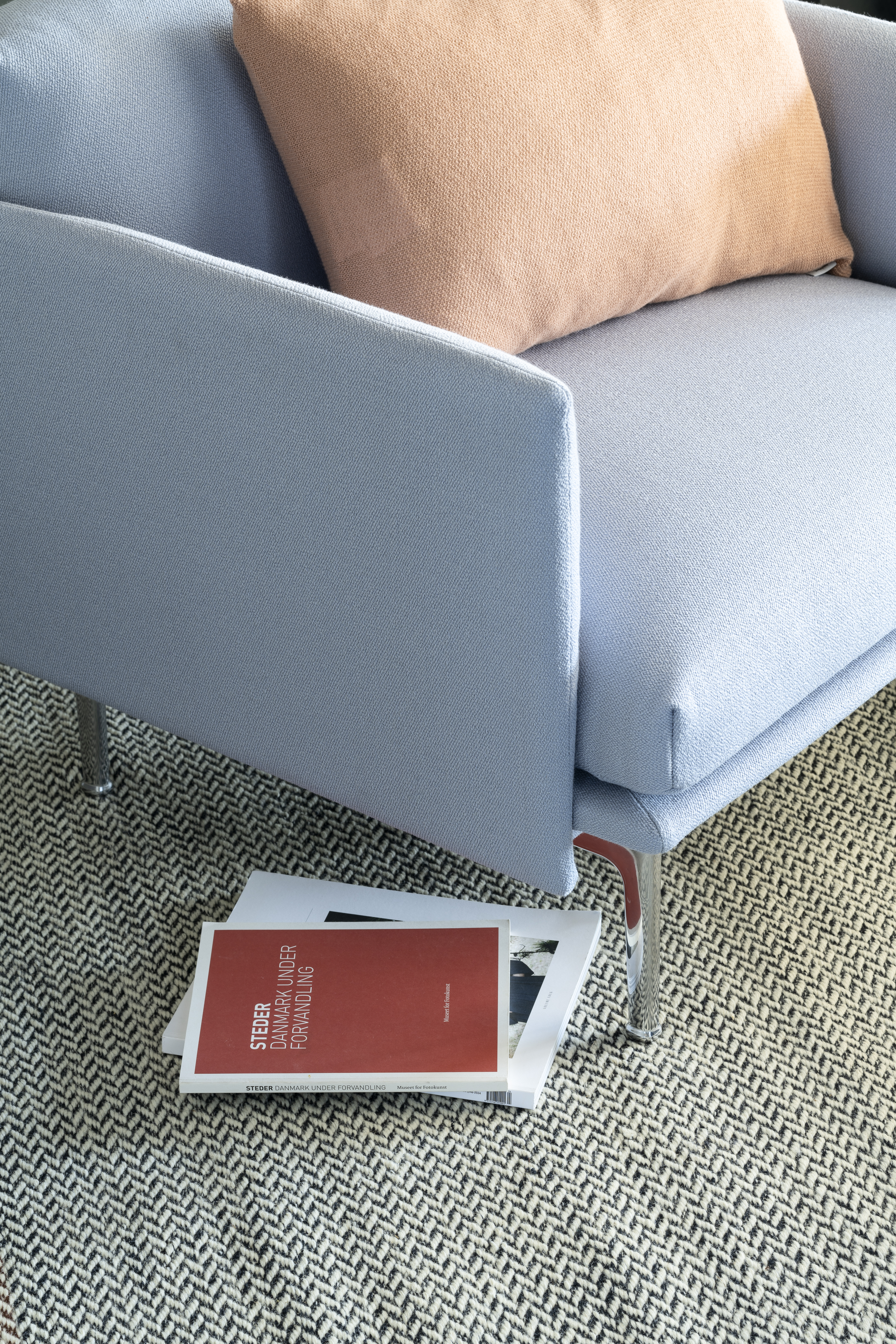 Outline Sofa in Vidar 723 w. Aluminum Base