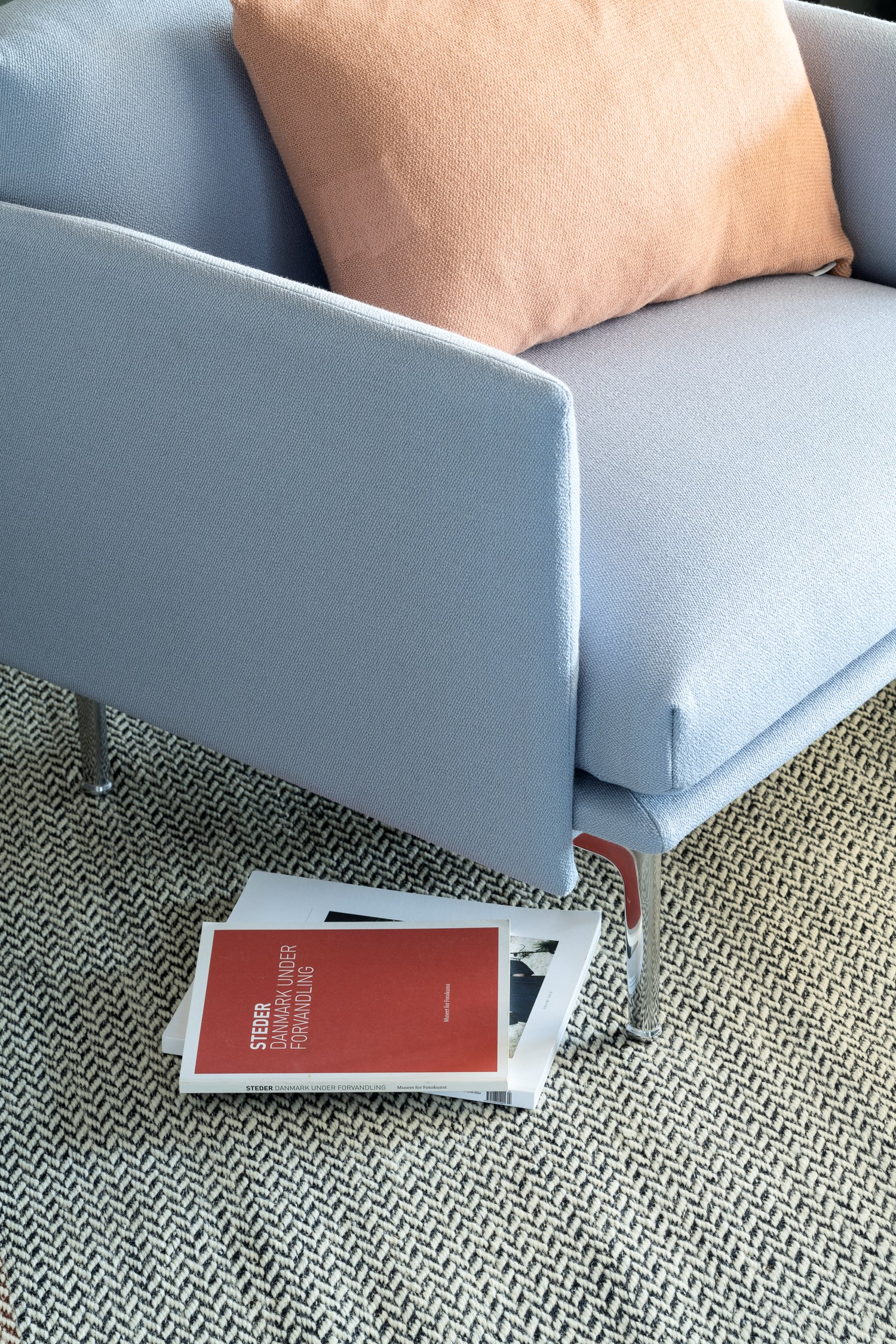 Outline Sofa in Vidar 723 w. Aluminum Base Outline Sofa in Vidar 723 w. Aluminum Base