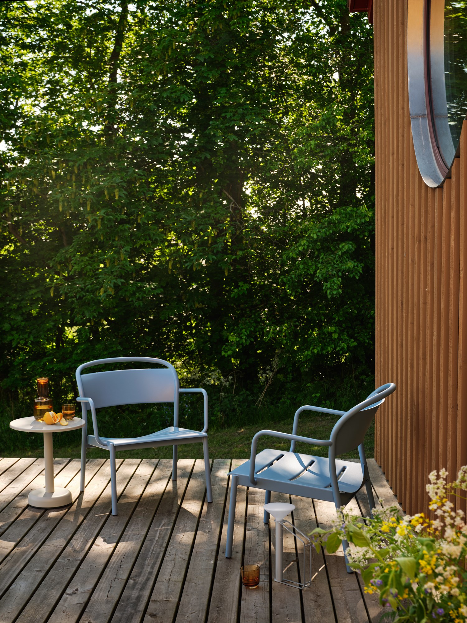 linear-steel-lounge-armchair-pale-blue-coffee-table-grey-42-piton-portable-raise-muuto-org