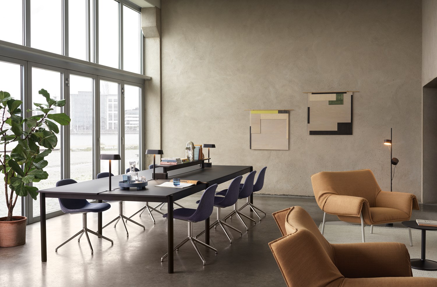 Linear System Table Config. 1 in Black/Black, Fiber Side Chair w. Swivel Base in Sabi 631/Aluminium, Wrap Lounge Chair in Fiord 451/Grey, Ply Rug in Off-White, Platform Tray in Blue-Grey, Raise Glasses in Dark Blue, Raise Carafe in Clear, Soft Side Table Ø41 cm in Black/Black, Post Floor Lamp in Black Linear System Table Config. 1 in Black/Black, Fiber Side Chair w. Swivel Base in Sabi 631/Aluminium, Wrap Lounge Chair in Fiord 451/Grey, Ply Rug in Off-White, Platform Tray in Blue-Grey, Raise Glasses in Dark Blue, Raise Carafe in Clear, Soft Side Table Ø41 cm in Black/Black, Post Floor Lamp in Black