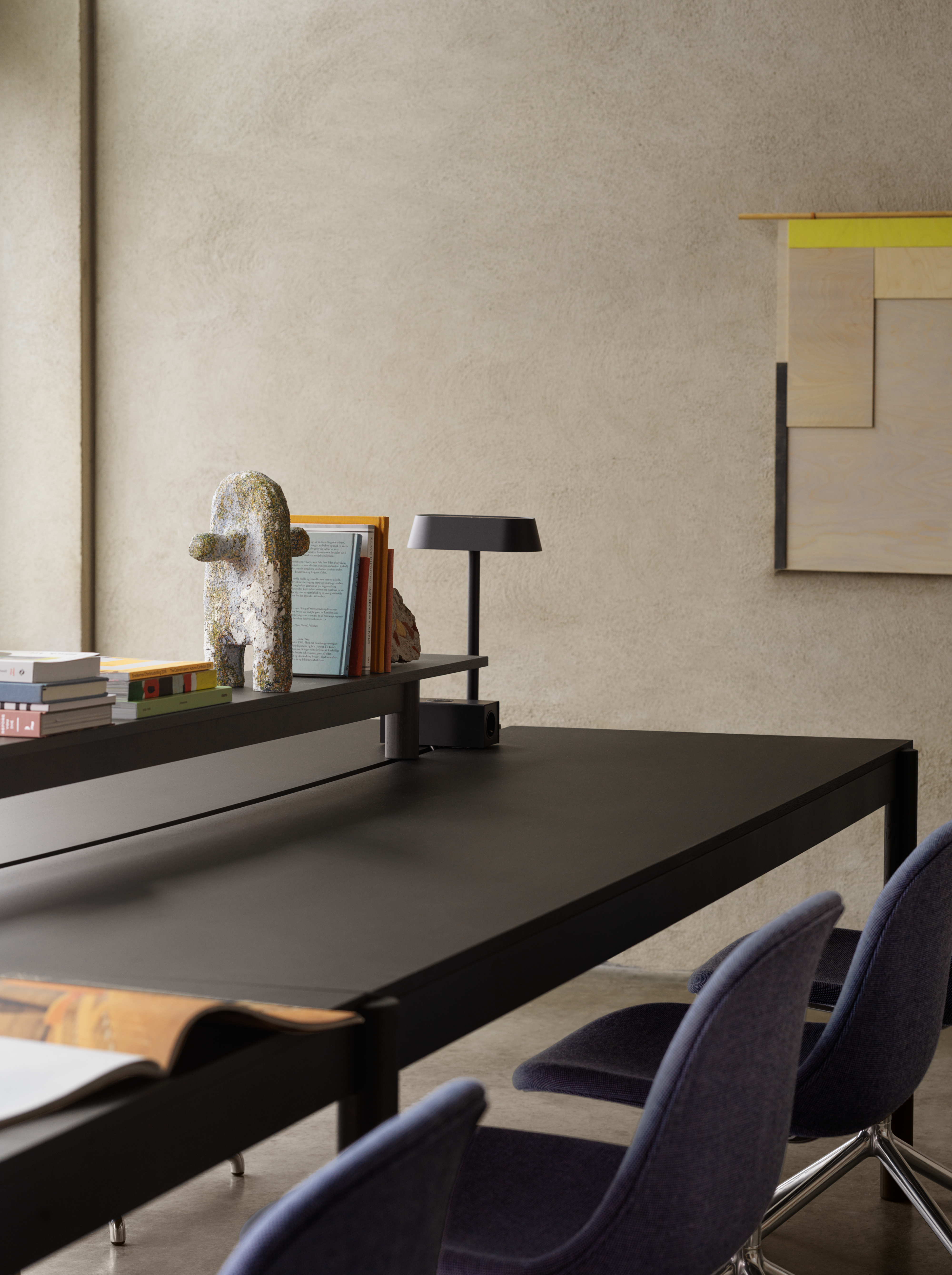 Linear System Table Config. 1 in Black/Black, Tray 170 cm in Black, Mounted Table Lamp in Black, Fiber Side Chair w. Swivel Base in Sabi 631/Aluminium