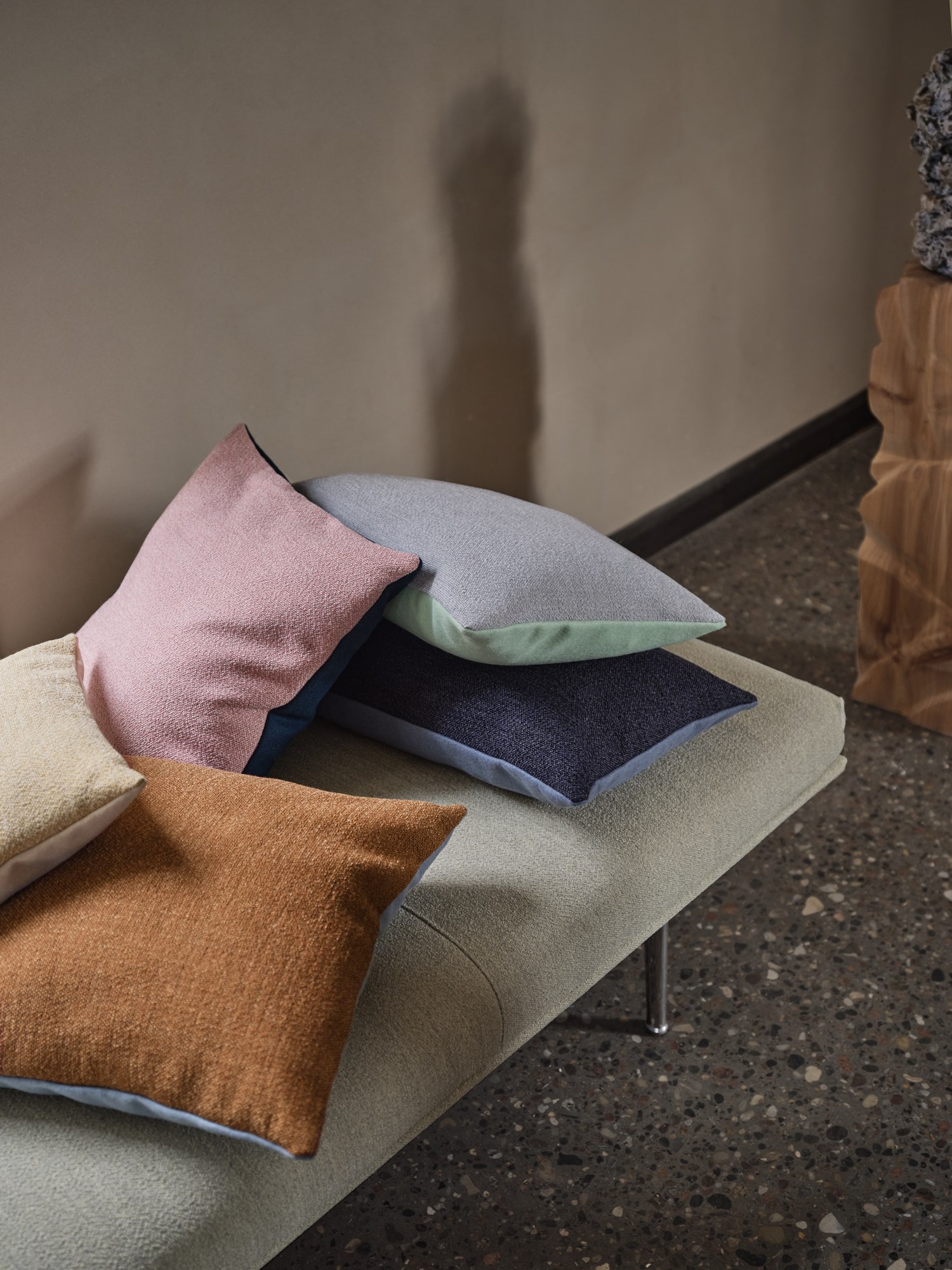 mingle-cushion-outline-daybed-ecriture-910-polished-alu-muuto-org Mingle Cushion - Outline Daybed in Ecriture 910/Polished Aluminum