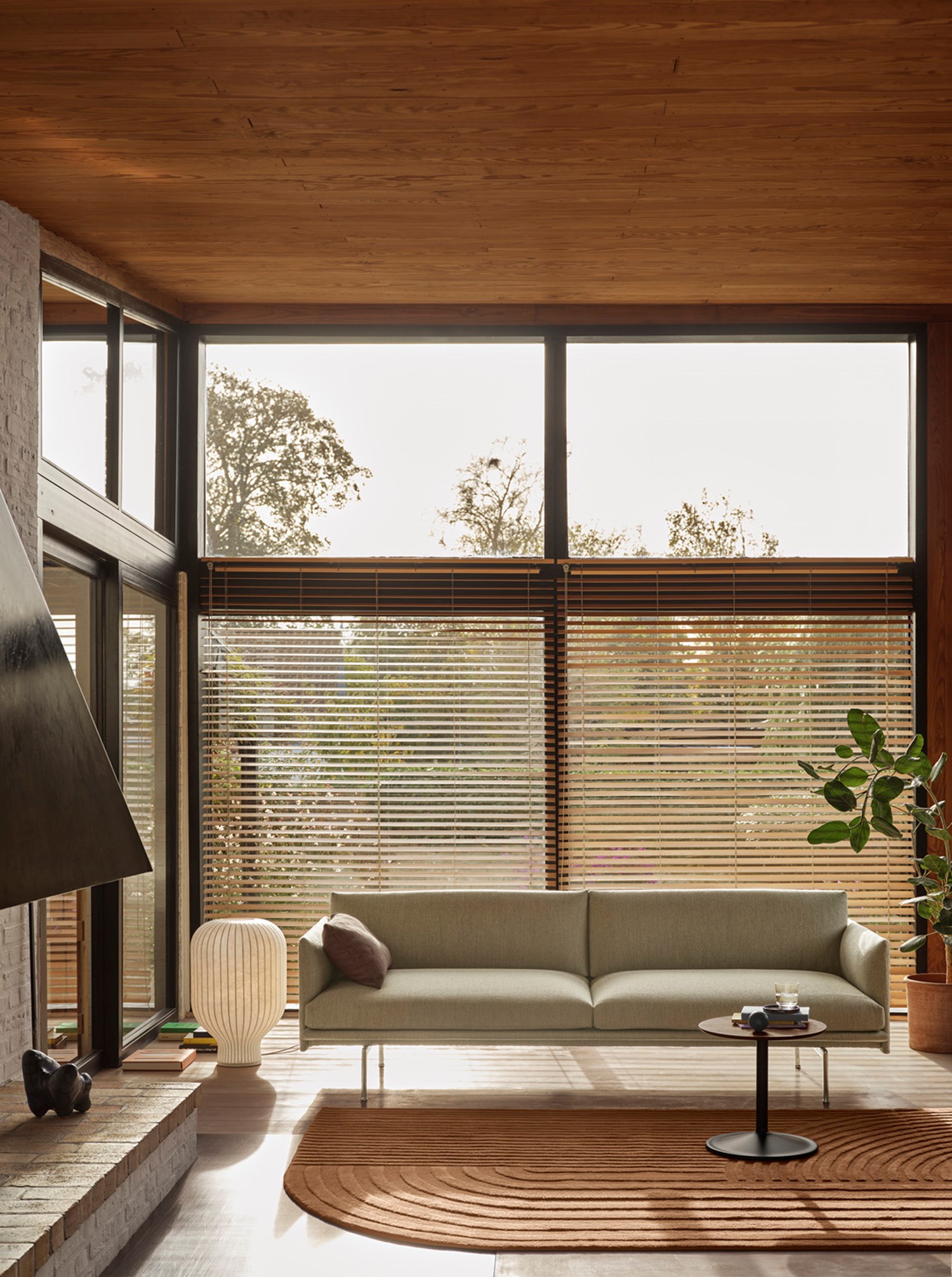 An elegant Outline Sofa paird with a sculptural Strand Table lamp. Adding a Relevo Rug in Burnt Orange to create a warm atmosphere. An elegant Outline Sofa paird with a sculptural Strand Table lamp. Adding a Relevo Rug in Burnt Orange to create a warm atmosphere.