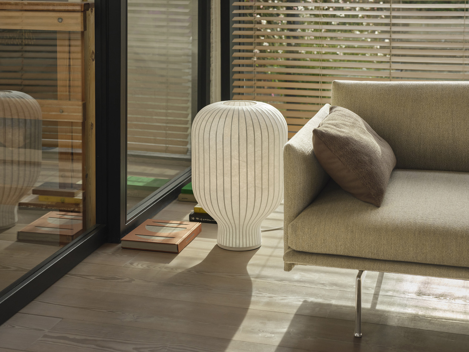 The sculptural form with soft curves understates the feeling of a pleasant light. The Strand Table Lamp H59 size is in between a floor and table lamp, which ensure a very versatile use for several different contexts. 