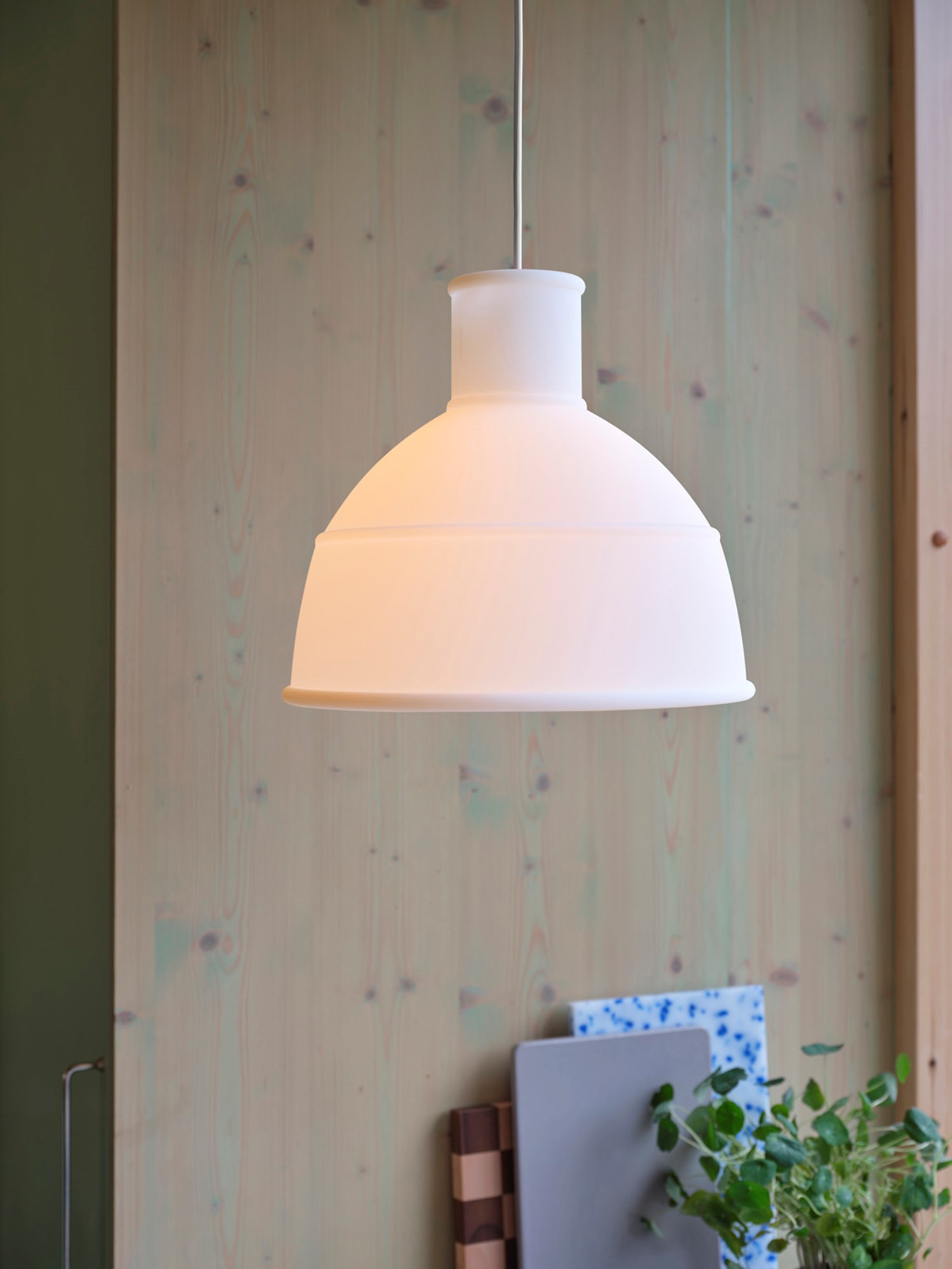 The Muuto Unfold Pendant Lamp in translucent white combines modern design with a soft, diffused light. Its flexible silicone structure and minimalist aesthetic make it a versatile choice for contemporary spaces, adding warmth and style to any room. The Muuto Unfold Pendant Lamp in translucent white combines modern design with a soft, diffused light. Its flexible silicone structure and minimalist aesthetic make it a versatile choice for contemporary spaces, adding warmth and style to any room.