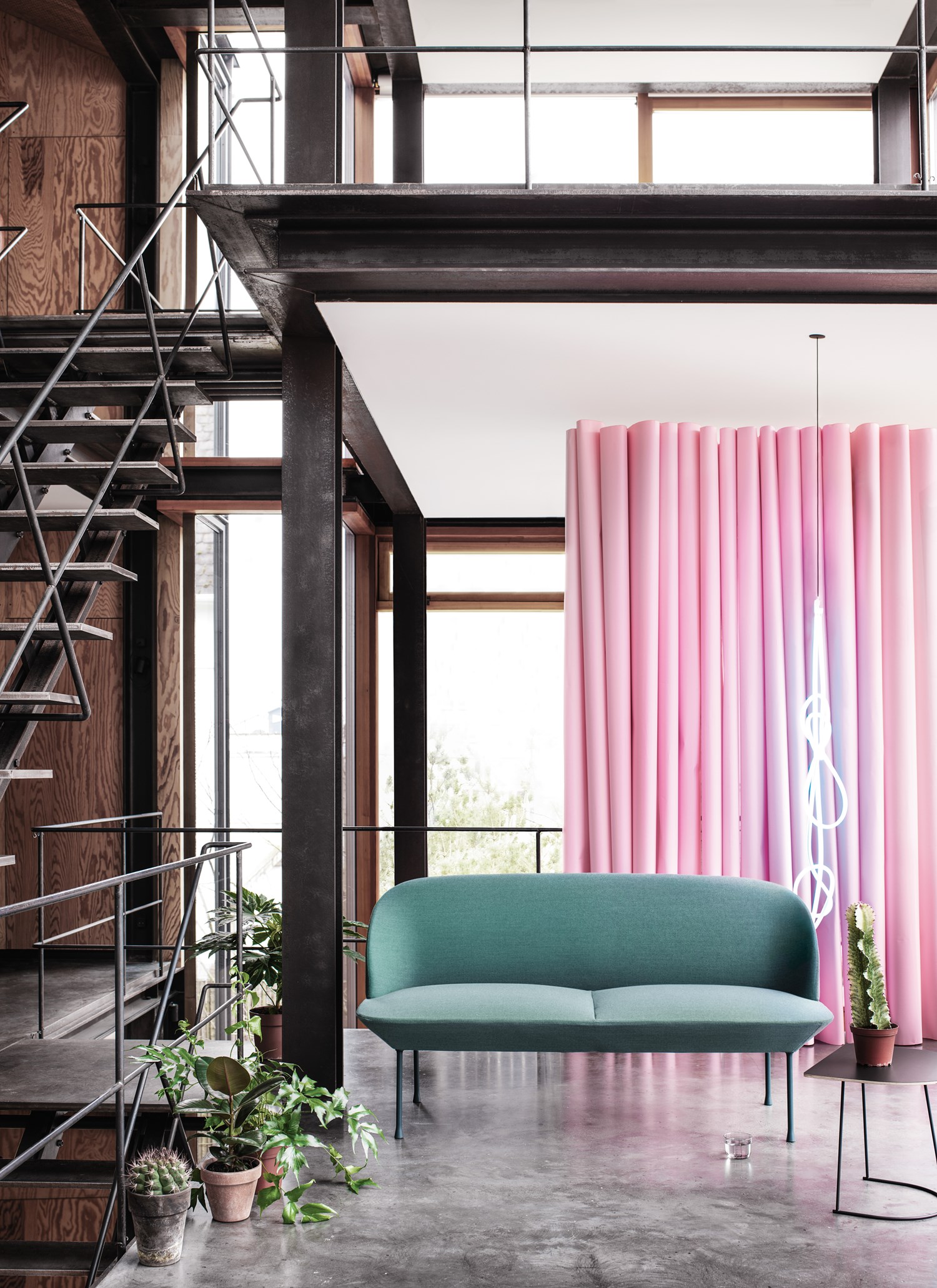 Oslo-2seater-steelcut-trio-966-airy-halfsize-high-res-lifestyle