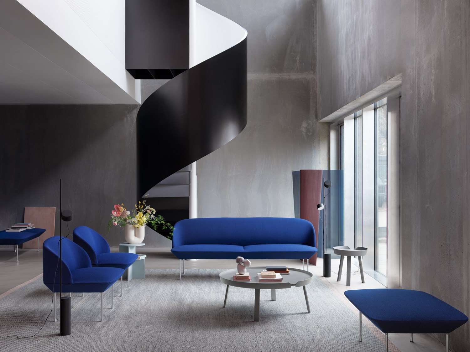 oslo-3-seater-lounge-pouf-bench-vidar-772-chrome-around-table-post-floor-lamp-kink-vase-muuto-org