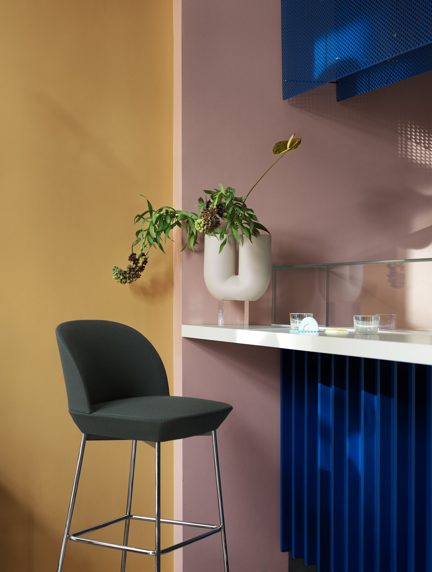Oslo-bar-stool-twill-weave-990-chrome-kink-vase-sand-corky-muuto-org