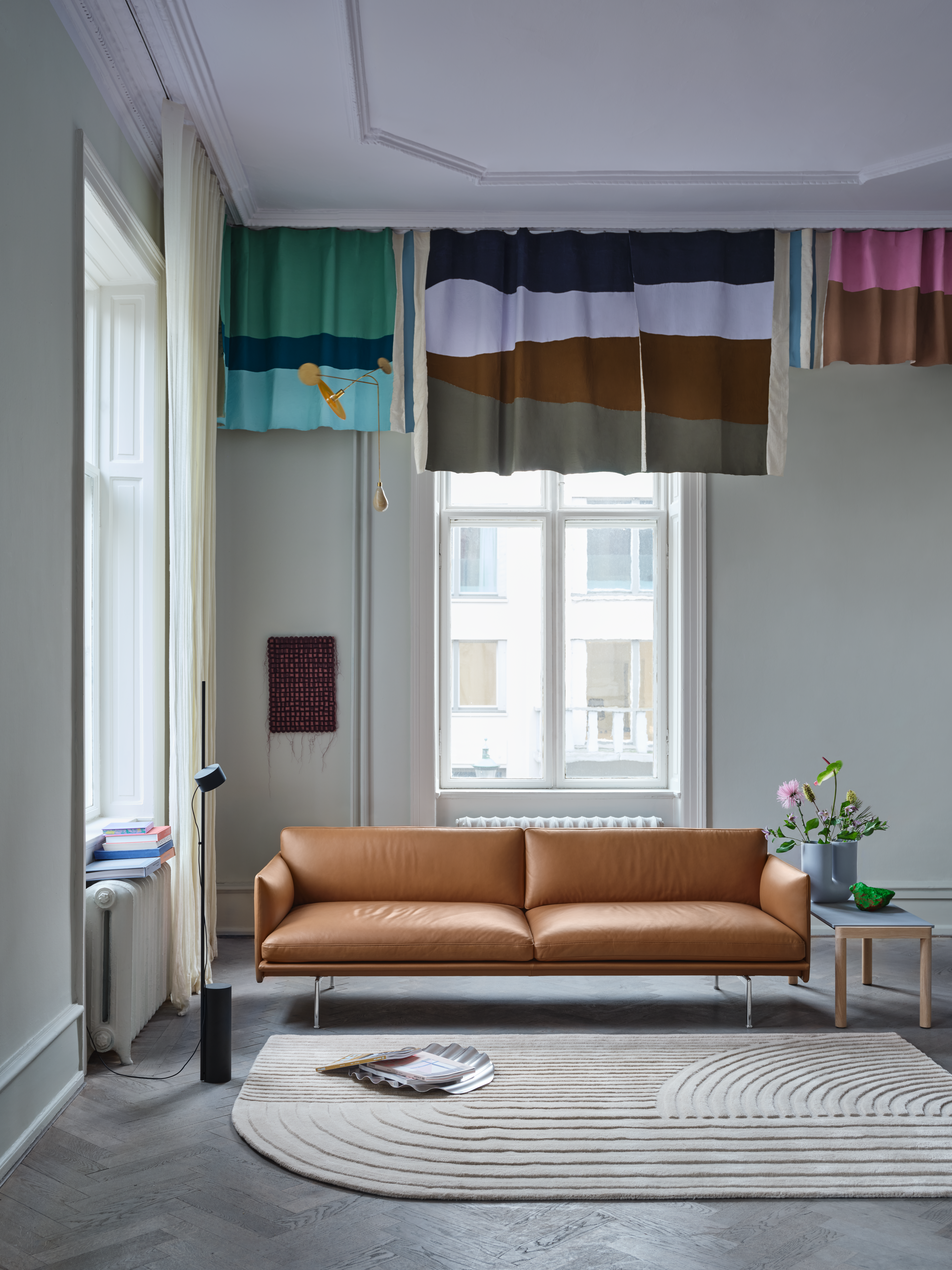 Outline Sofa 3-Seater in Refine Leather Cognac/Polished Aluminum - Relevo Rug 170x240 cm in Off-White - Post Floor Lamp in Black - Couple Coffee Table 1 Wavy in Pale Blue/Oak - Kink Vase in Light Blue - Wave Tray