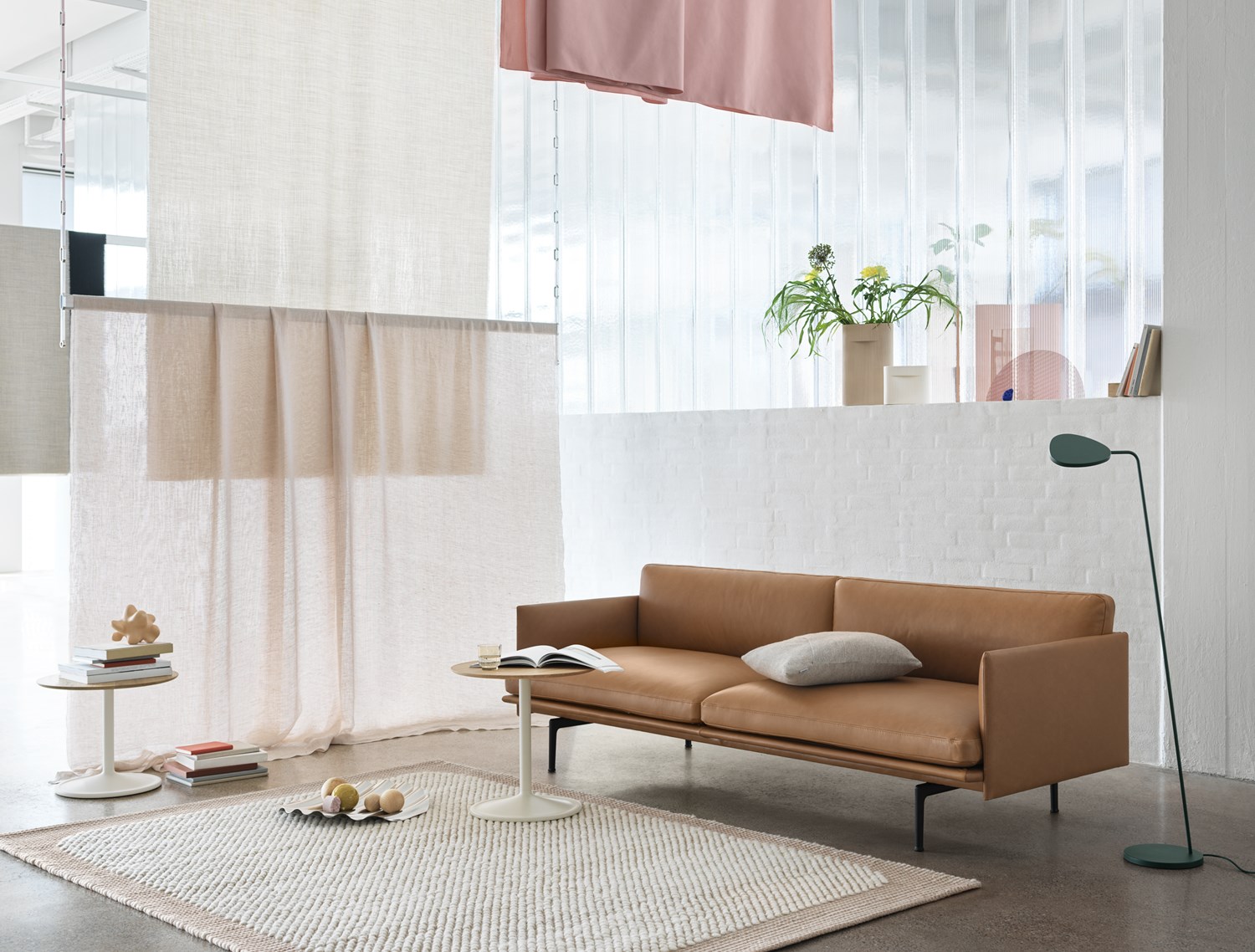 Outline-3-seater-refine-cognac-black-soft-side-solid-oak-off-white-wave-tray-pebble-pale-rose-leaf-floor- ridge-layer-cushion-muuto-org_v2 Outline 3-Seater Refine Cognac/Black, Soft Side Table Solid Oak/Off-White, Wave Tray, Pebble Rug Pale Rose, Leaf Floor Lamp, Ridge Vase, Layer Cushion.