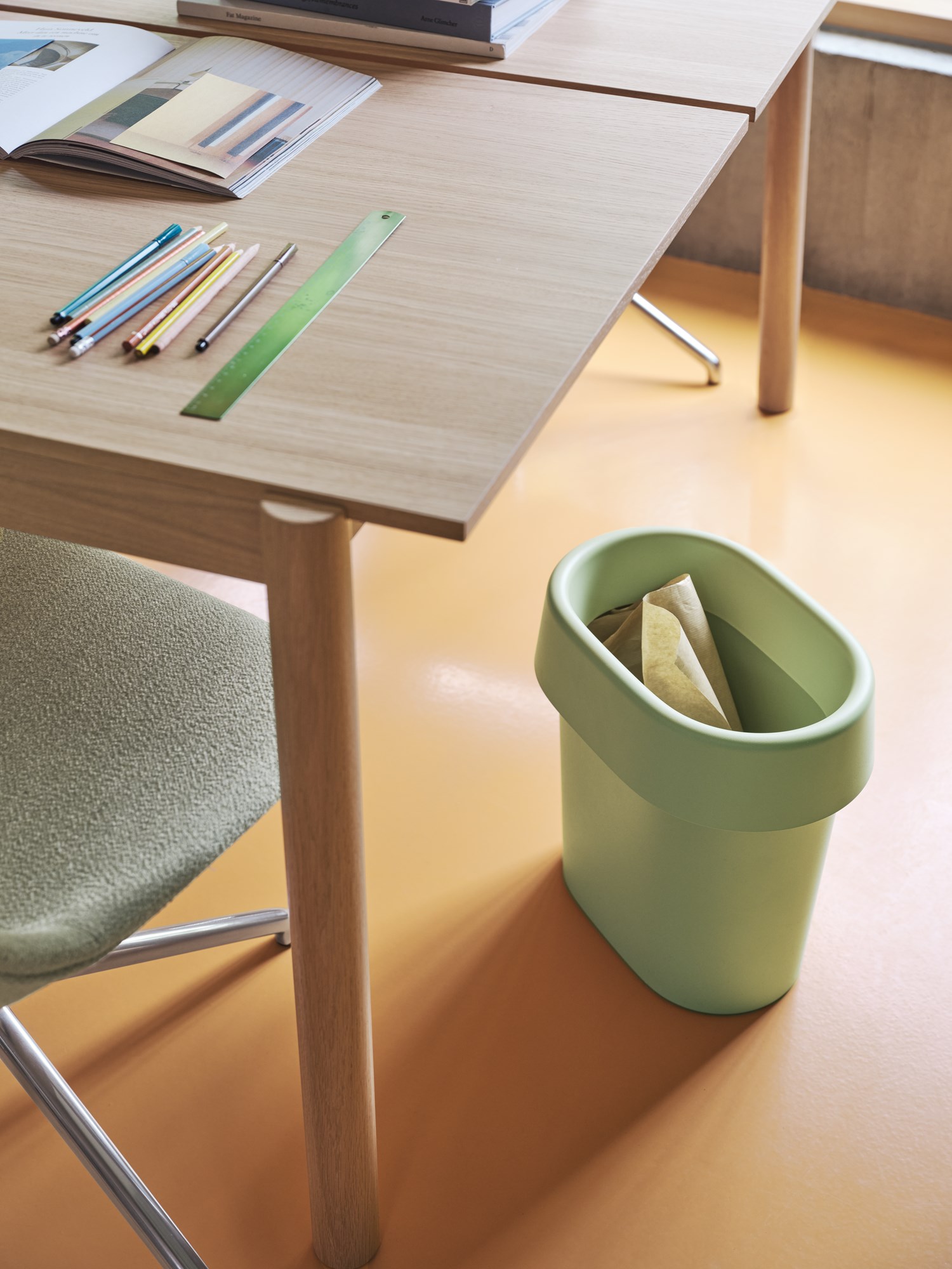 reduce-paper-bin-light-green-linear-system-oak-fiber-side-ecriture-910-swivel-muuto-org