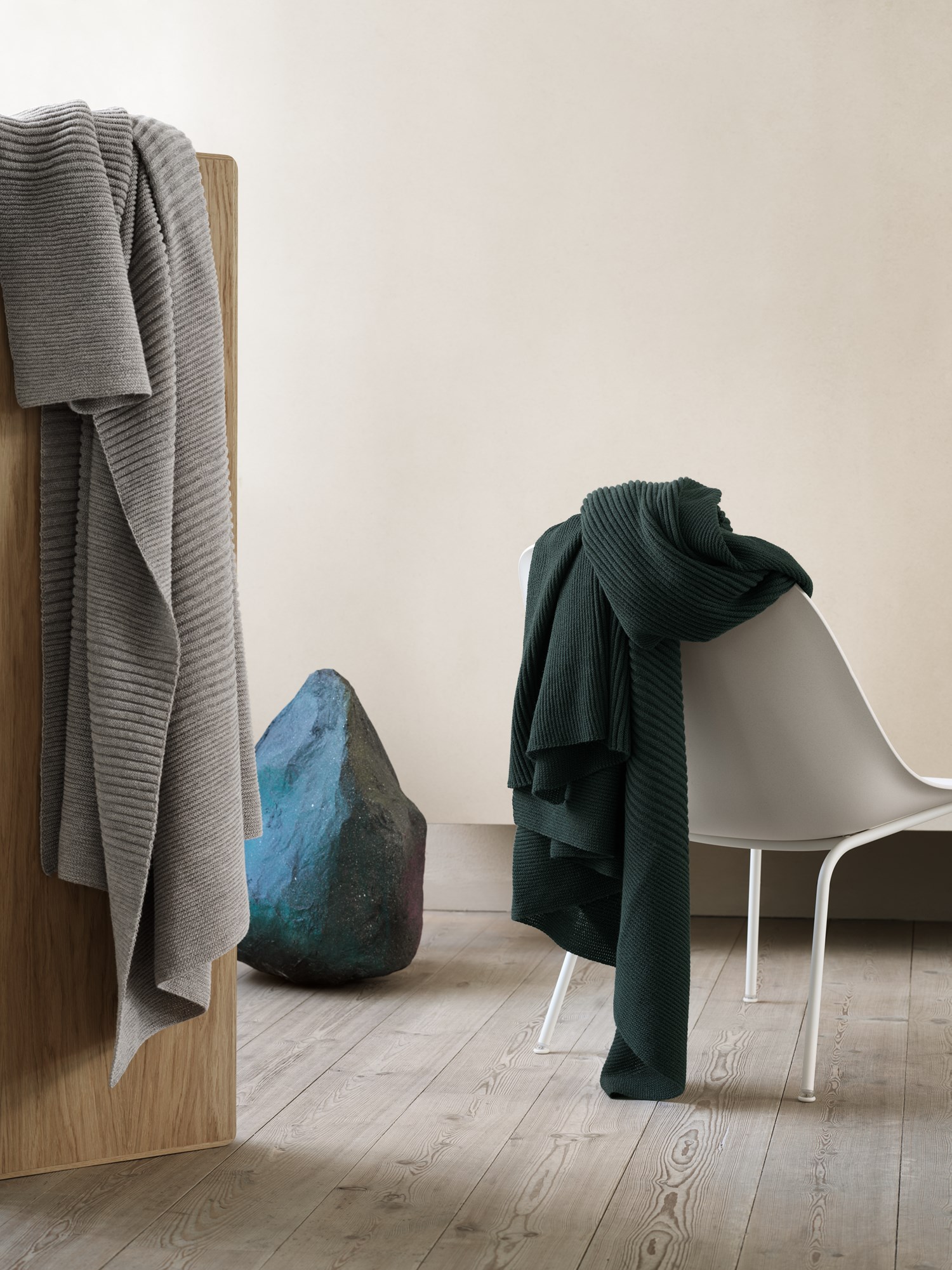 rhythm-throw-light-grey-dark-green-fiber-lounge-tube-base-muuto-org