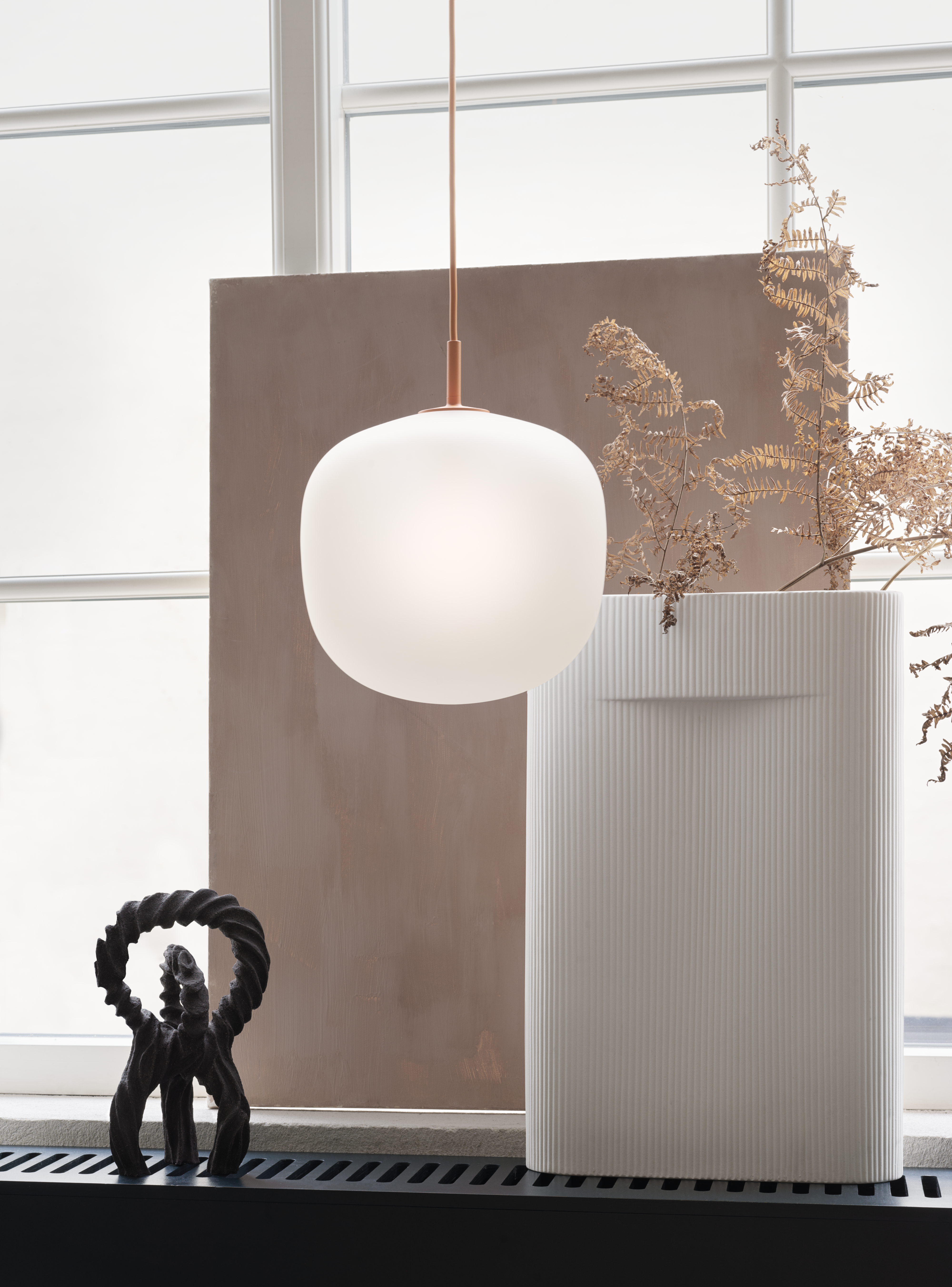 Rime Pendant Ø25 in Orange, Ridge Vase H35 in Off-White