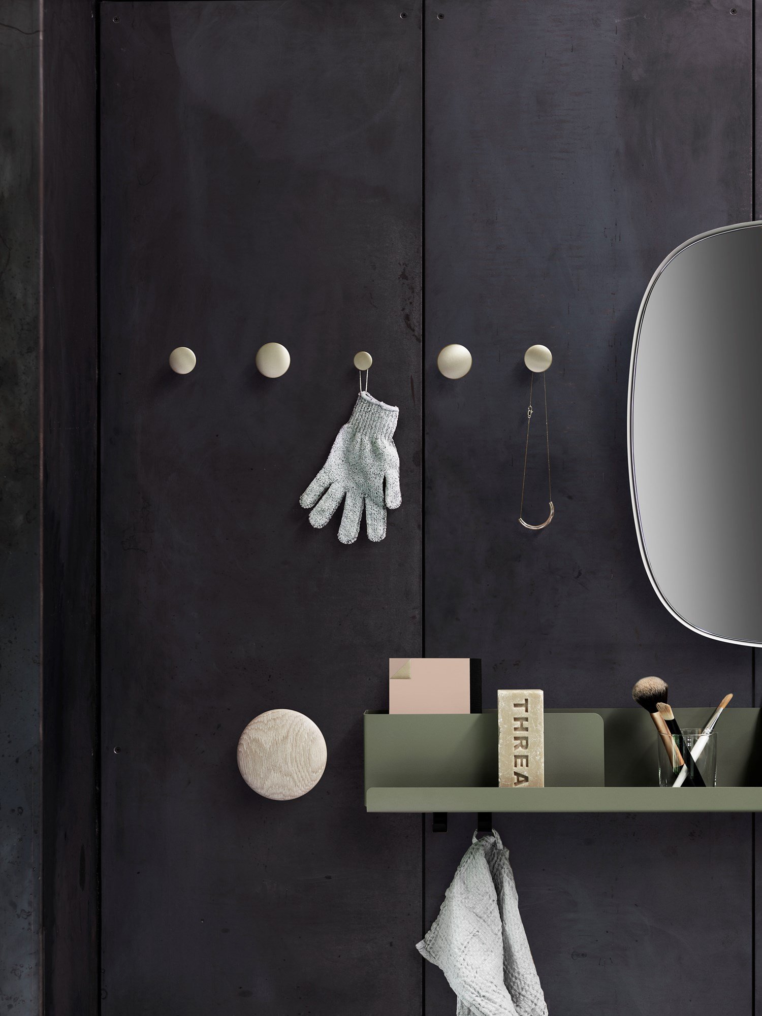 The_Dots_metal_Framed_Folded_bathroom