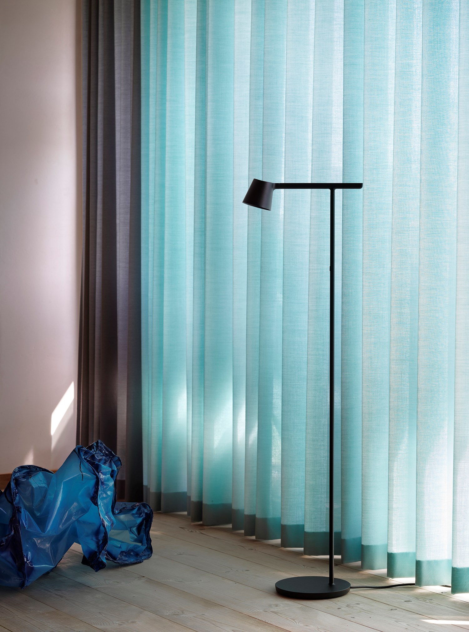 Tip-floor-lamp-black-muuto-med-res Tip Floor Lamp in Black