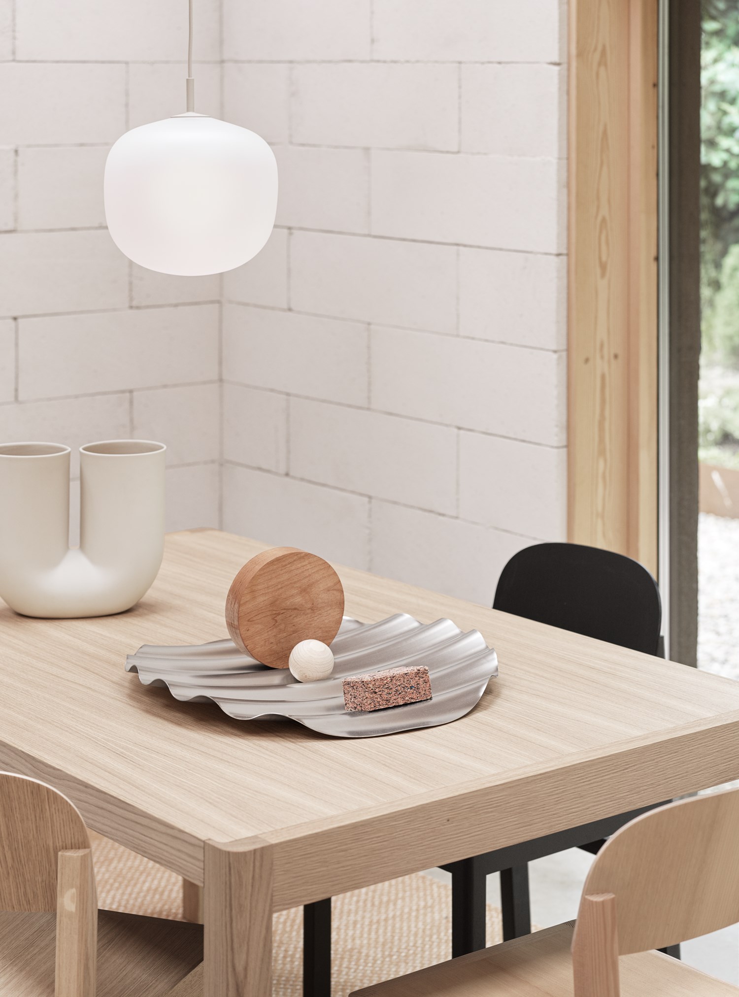 Workshop Table 140 cm Oak, Wave Tray, Kink Sand, Workshop Chair Oak, Workshop Chair Oregon Pine, Workshop Chair Black, Rime Grey Ø25, Ply Rug Burnt Orange. Workshop Table 140 cm Oak, Wave Tray, Kink Sand, Workshop Chair Oak, Workshop Chair Oregon Pine, Workshop Chair Black, Rime Grey Ø25, Ply Rug Burnt Orange.