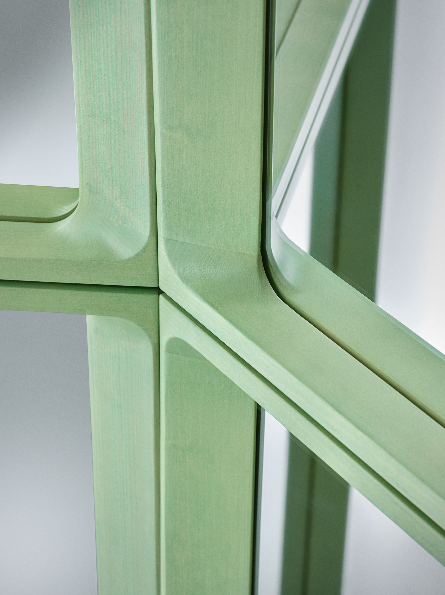 Arced-mirror-light-green-concept-muuto0503-hi-res