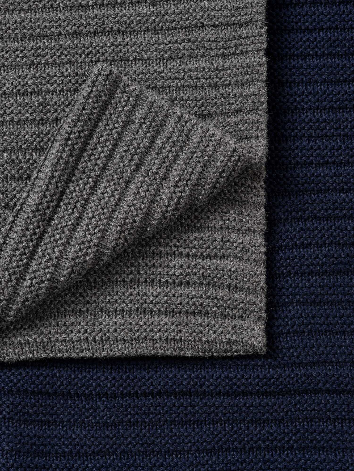 Ample-throw-group-detail-Muuto-5000x6654-hi-res