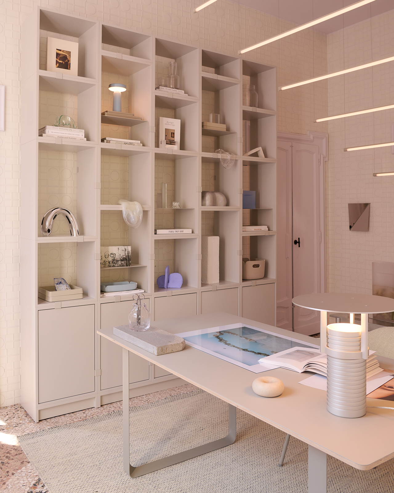 Image of Muuto's Milan Apartment. A ligtht dusty rose room where a desk is placed together with a metal lamp. 