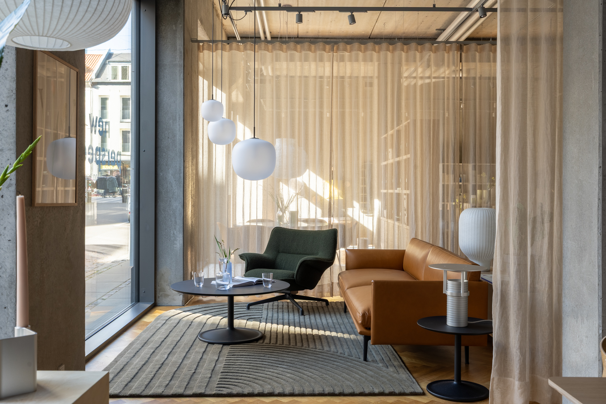 This images shows a sofa setting with Outline Sofa 3-seater in Refine leather Cognac paired with Doze Low Lounge Chair and Soft Side Table.
