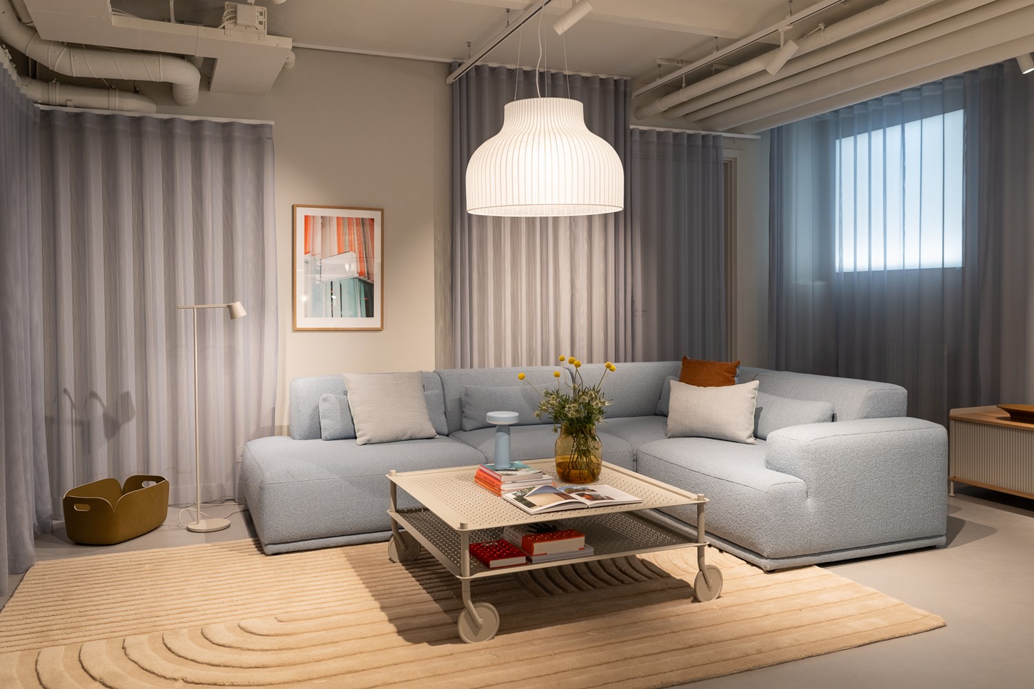 Cozy living room setup at Muuto's Stockholm flagship store. Soft pastel furniture, Scandinavian design, and warm ambient lighting create an inviting atmosphere. Cozy living room setup at Muuto's Stockholm flagship store. Soft pastel furniture, Scandinavian design, and warm ambient lighting create an inviting atmosphere.
