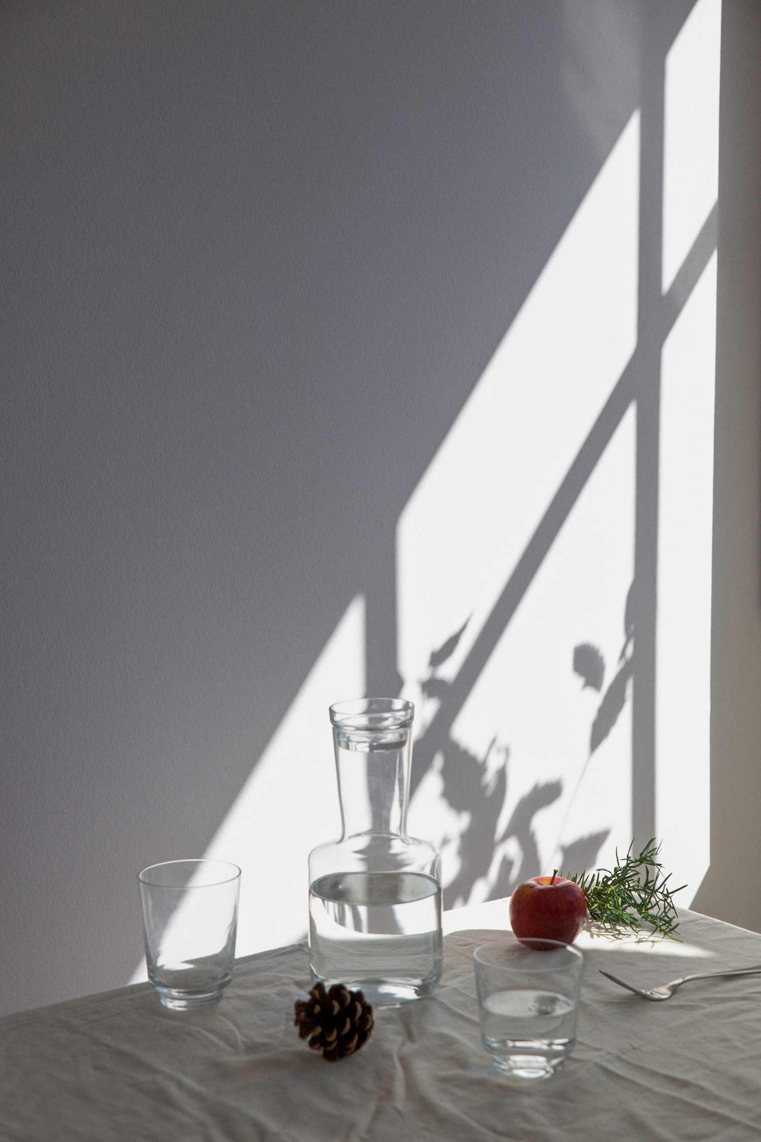 Holiday-2022-Raise-Clear-Muuto-org Muuto Holiday Image 2022 Raise Carafe & Glasses in Clear
