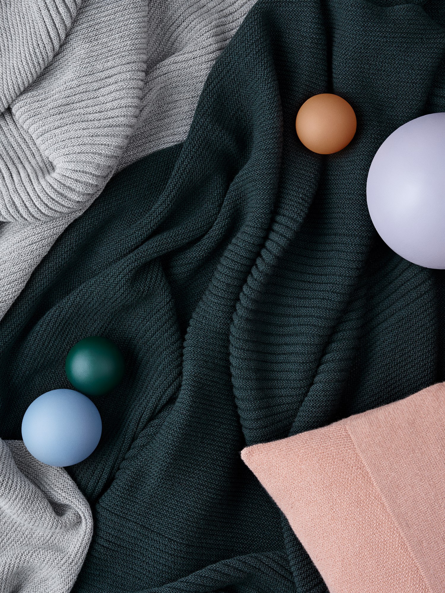 Muuto-holiday-2020-rythm-throw-layer-cushion-org