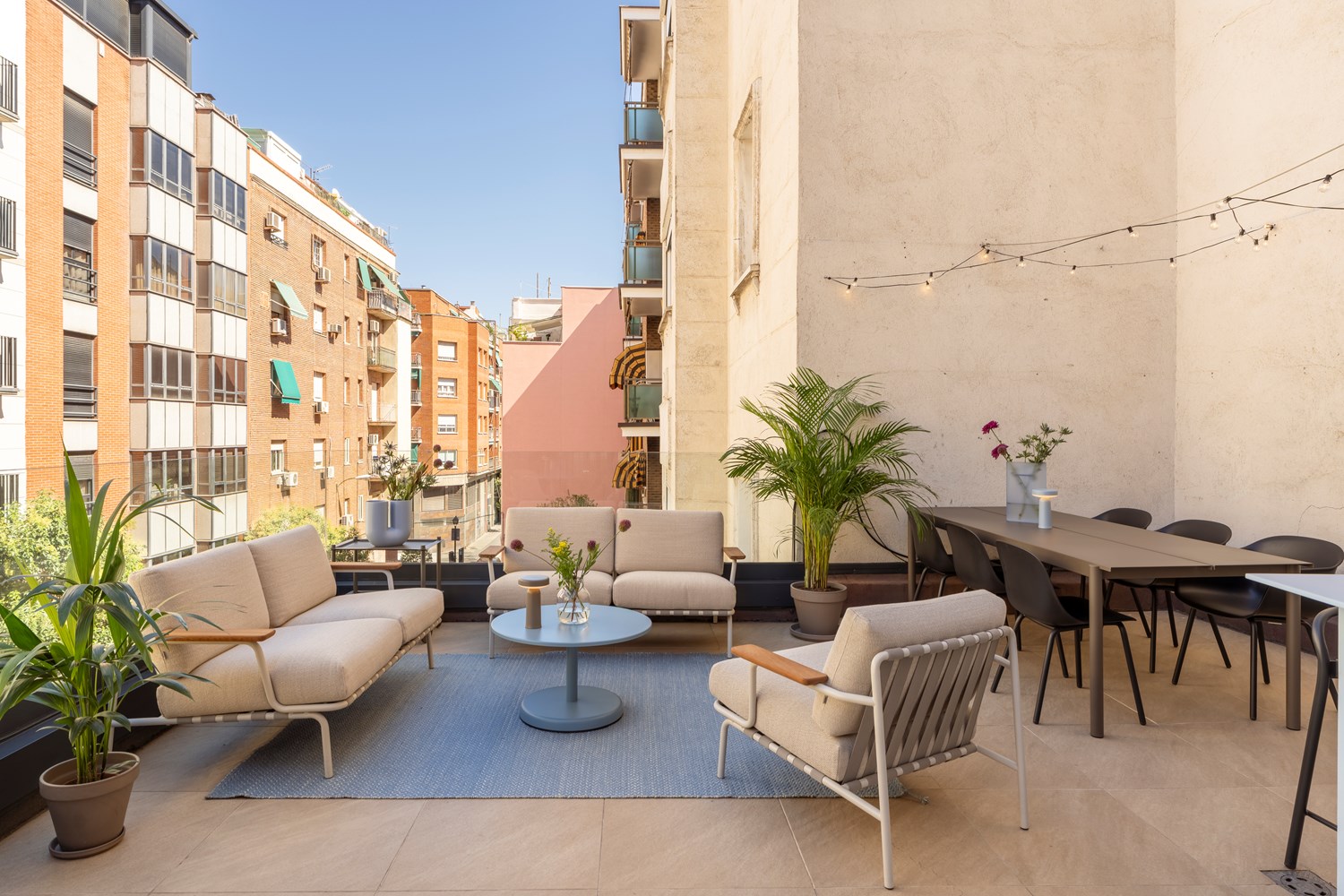 Outdoor area at the Muuto Madrid showroom featuring contemporary outdoor furniture in a calm, modern setting with clean lines. Outdoor area at the Muuto Madrid showroom featuring contemporary outdoor furniture in a calm, modern setting with clean lines.