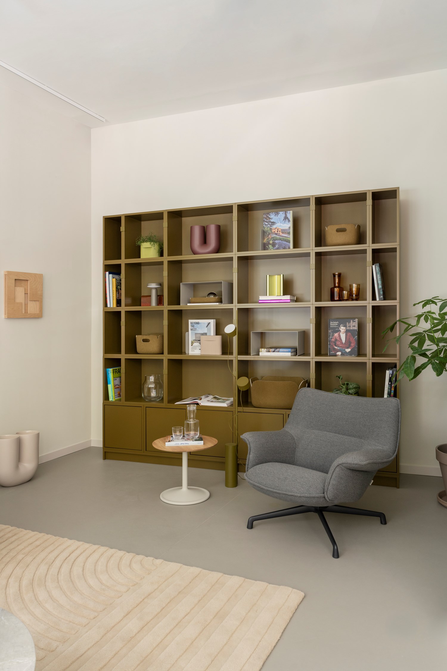 Interior from the Muuto showroom in Madrid featuring the Stacked bookcase in brown green, styled in a clean and contemporary space with soft tones and modern furnishings. Interior from the Muuto showroom in Madrid featuring the Stacked bookcase in brown green, styled in a clean and contemporary space with soft tones and modern furnishings.