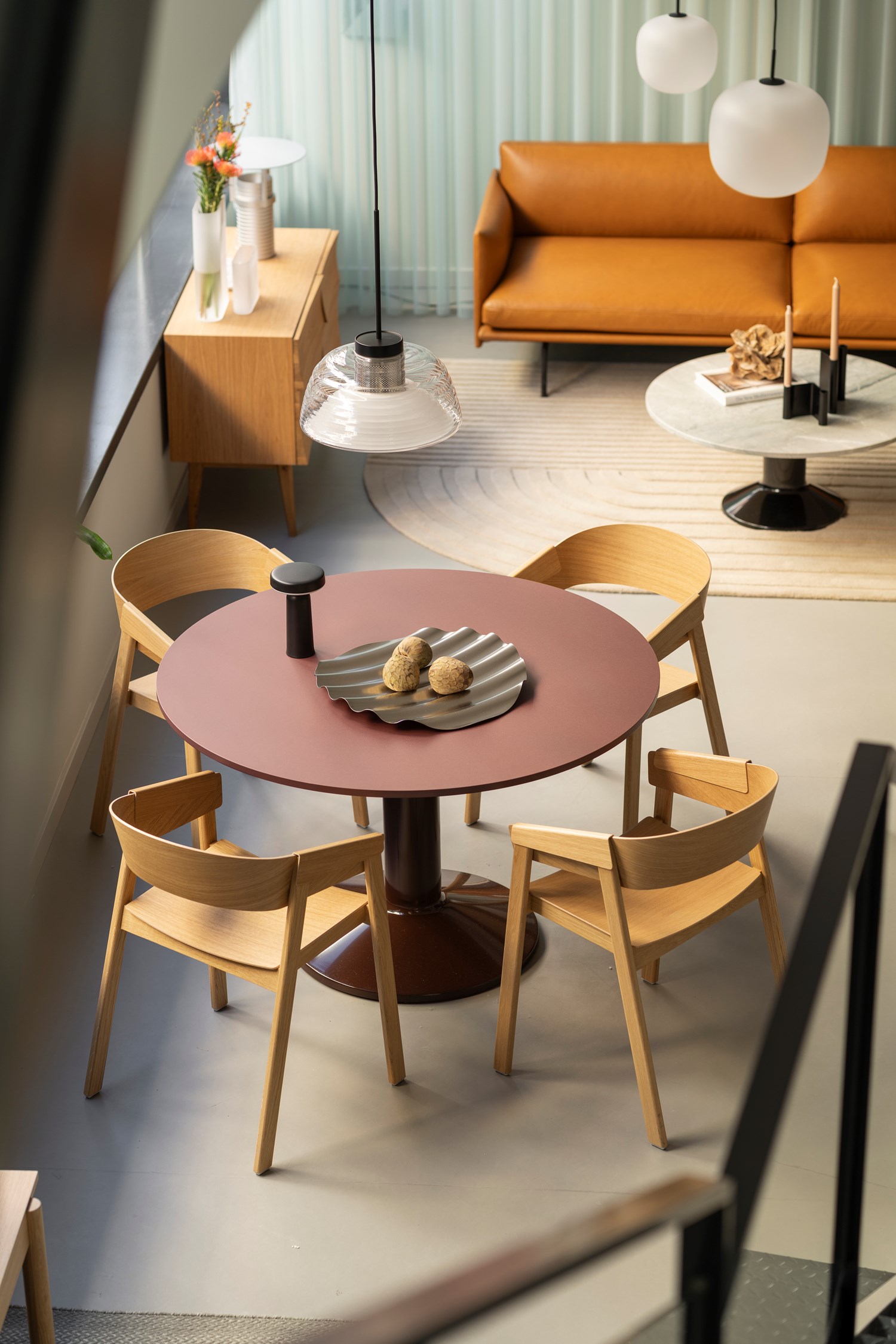 Muuto showroom in Madrid featuring a curated selection of furniture and lighting, styled in a clean and contemporary space with soft tones and modern details. Muuto showroom in Madrid featuring a curated selection of furniture and lighting, styled in a clean and contemporary space with soft tones and modern details.